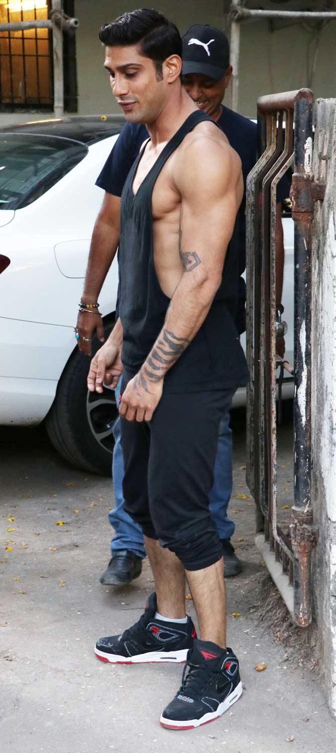 Prateik Babbar was too 'strong' to be missed by the paparazzi as he was photographed in Juhu. The Jaane Tu Yaa Jaane Na star flexed his muscles before the camera flaunting his toned biceps.