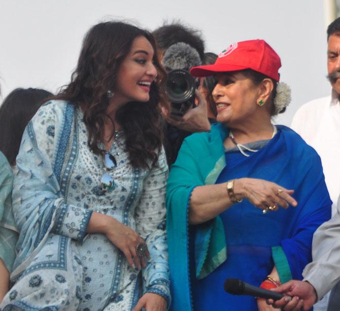 Poonam Sinha's road show moved through three Assembly constituencies covered a distance of about 6 km. A huge turnout was seen, apparently to see Sonakshi who waved to the crowds