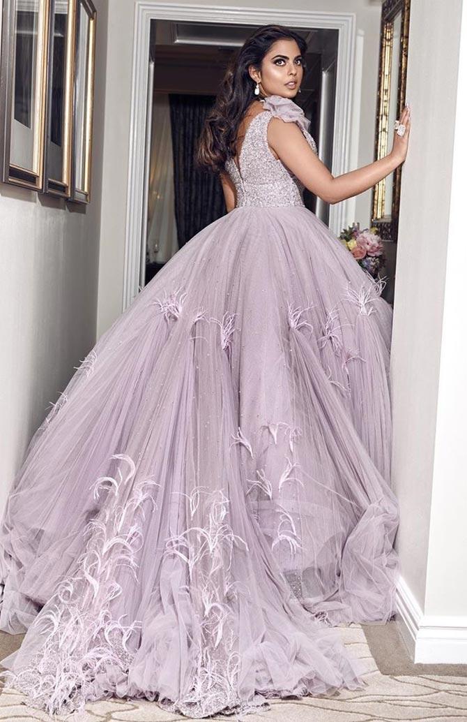 Mukesh Ambani and Nita Ambani's daughter Isha Ambani has been stealing the limelight ever since her lavish wedding with Anand Piramal, and never fails to impress everyone with her sartorial fashion choices. Isha once again grabbed eyeballs at the 2019 Met Gala, looking dreamy in a lilac gown. For the gala, Isha opted for a breathtakingly beautiful Prabal Gurung lilac ball gown. Her gown with a plunging neckline featured beautiful feather detailing all over the shoulders and body of the dress, as well as embellishments on the torso of the gown. She accessorised her outfit with an exquisite diamond necklace, a stack of stunning rings and drop earrings. For her hairdo, Isha kept it simple with loose open curls. She added just the perfect amount of oomph to her look with dramatic kohl eyes, shimmery eyeshadow, nude lipstick, and glowing bronze-hued highlighter to round off her look perfectly.