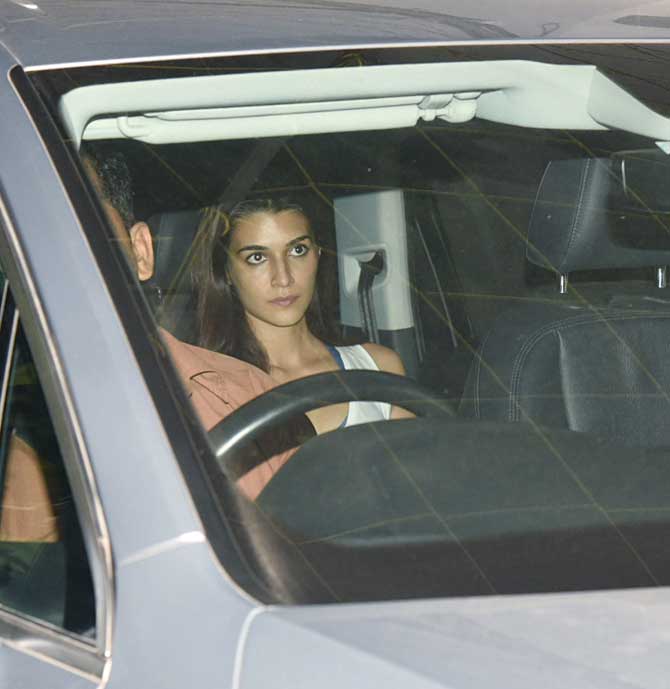 Kriti Sanon was also spotted enjoying her car ride on the streets of Juhu, Mumbai. The actress recently returned to the city after an exotic trip to Goa away from hectic shooting schedules and the prying eyes of the paparazzi with her girlfriends.