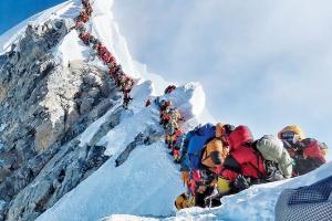 'Traffic jam' on Everest; 2 more die