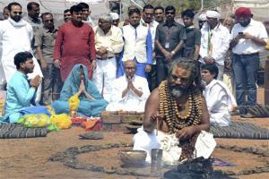 Computer Baba prays for Digvijaya; says 'No Modi if no Mandir'