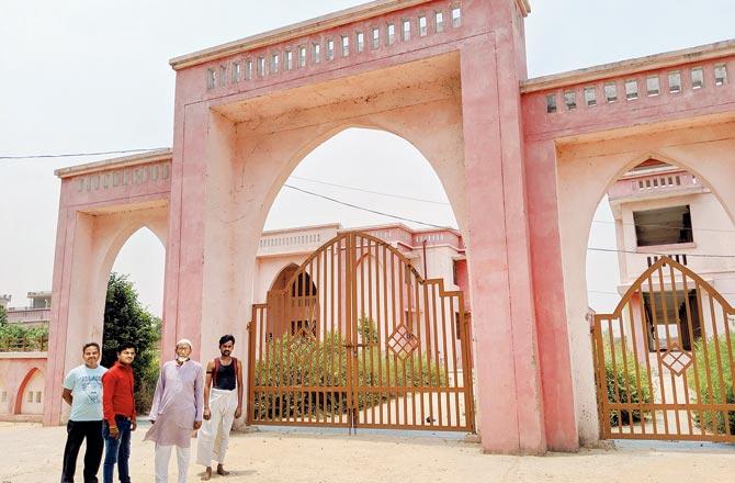 Iftekar Ahmed and fellow weavers at the market constructed in Mubarakpur, which has not been inaugurated two years after completion. Pics/Dharmendra Jore