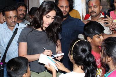 Kareena Kapoor Khan gets swamped by little fans in Bandra