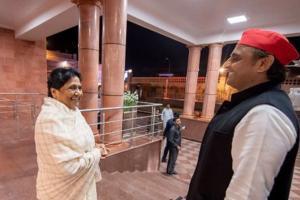 Akhilesh Yadav meets Mayawati at her residence