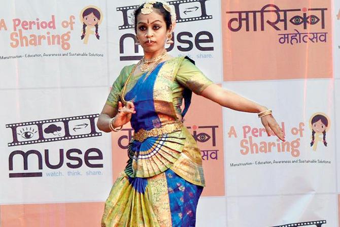 A Lavani dancer in performance