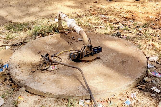 The gardeners at Cross Maidan are surprised at the borewells running dry for the first time ever. Pic/Ashish Raje