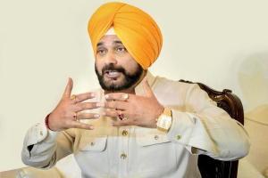 Woman detained for throwing slipper at Navjot Singh Sidhu 