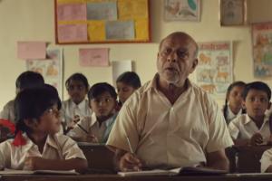 Watch video: Elderly student going to school will melt your heart!