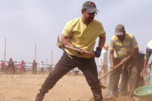 On Maharashtra Day, Aamir Khan does Shramdaan at Satara district