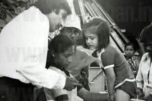 Photo: Amitabh Bachchan with little Kareena Kapoor on the sets of Pukar