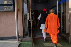 Akhilesh Yadav introduces 'baba' resembling Yogi Adityanath