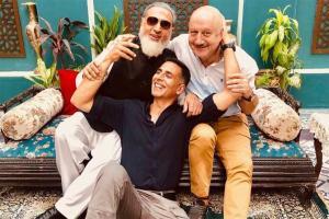 Akshay Kumar shares picture with his happy shiny people