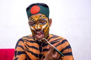 Tiger feat! Superfan risks bribes, injury to see Bangladesh idols