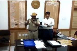 Karnataka constable turns fiber baton into flute 
