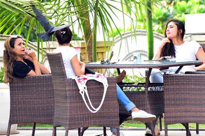 Kareena Kapoor and Amrita Arora chill by the pool to beat the heat