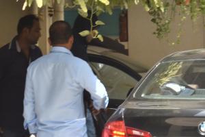 Kartik Aaryan hides his face as he visits Sara Ali Khan's house