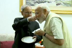 Modi Narendra meets Pranab Mukherjee, seeks his blessings