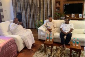Chandrababu Naidu meets Deve Gowda over EVM issue