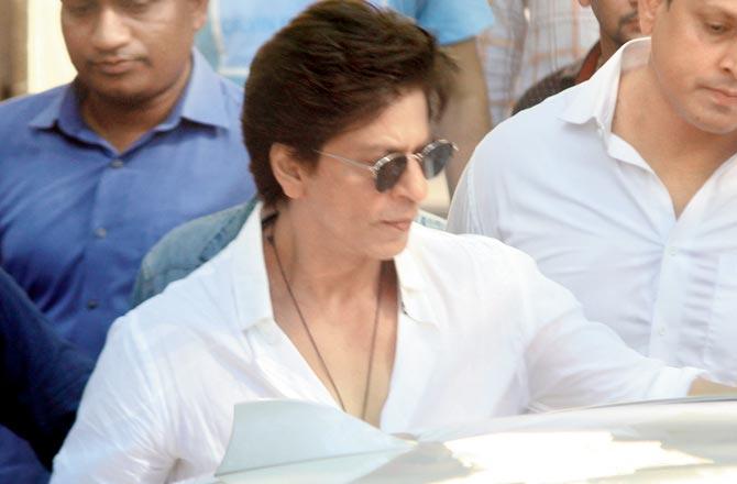 Shah Rukh Khan pay their respects
