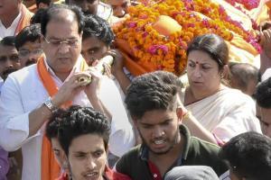Smriti Irani lends shoulder at aide's funeral, consoles family