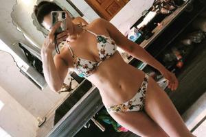 See photo: Sunny Leone sets the temperature soaring in a floral bikini