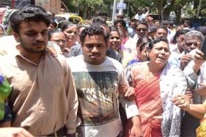 Mumbai doctor suicide: Payal's parents protest outside Nair hospital
