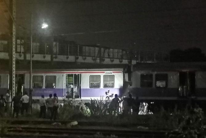Train derail at Kurla