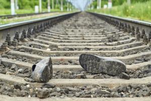 Mumbai youth loses three toes under wheels of the train in LLT