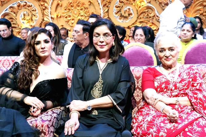 This picture gets bigger than the previous one as the legendary actress Asha Parekh joins the ladies. Where Aman and Tandon were dressed in black, Parekh looked beautiful in a red sari. Today's actresses may be talented; they cannot match the panache and the legacy of the era gone by.