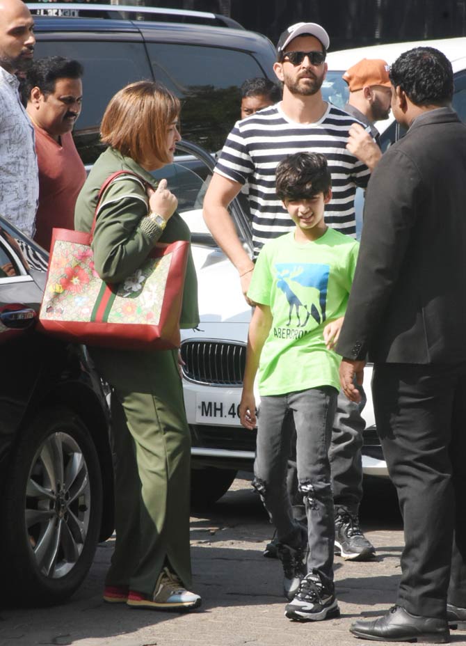 Apart from Saroj Khan, another name that has trained Pashmina Roshan is Paresh Shirodkar who is also known to have coached her older cousin Hrithik along with Tiger Shroff.
In picture: Sunaina Roshan, Hrithik Roshan and Hrehaan Roshan at the restaurant.