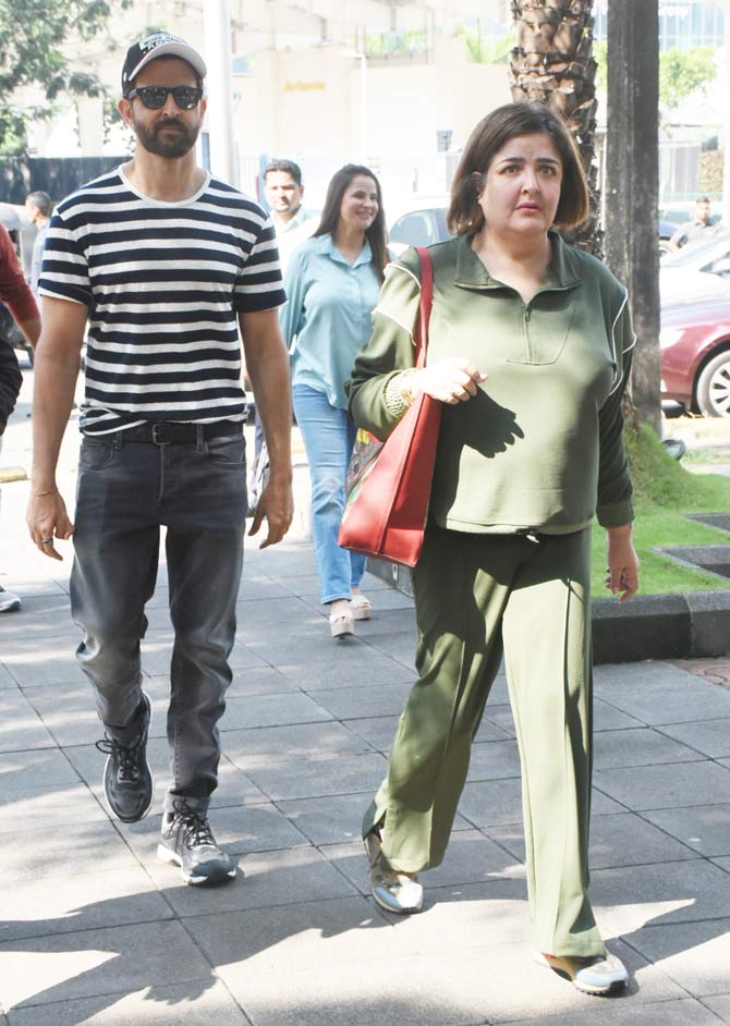 Pashmina Roshan made her stage debut with the Indian adaptation of Oscar Wilde's play - The Importance of Being Earnest, in March 2018.
In picture: Hrithik Roshan with sister Sunaina and aunt Kanchan Roshan at the restaurant.