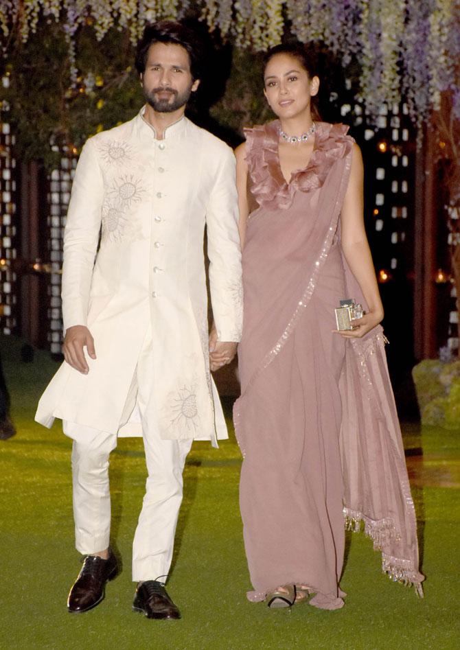 Shahid Kapoor and Mira Kapoor looked royal as they entered the venue. While Shahid was seen in a white sherwani, Mira wore a beautiful lavender-coloured saree with a ruffled blouse.