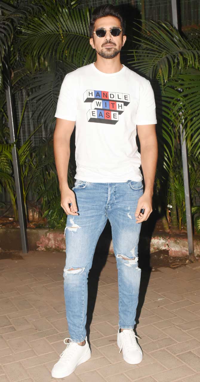 Huma's brother, Saqib Saleem was also snapped in Bandra. The Dobaara: See Your Evil actor was casual in a pair of jeans and a white t-shirt.