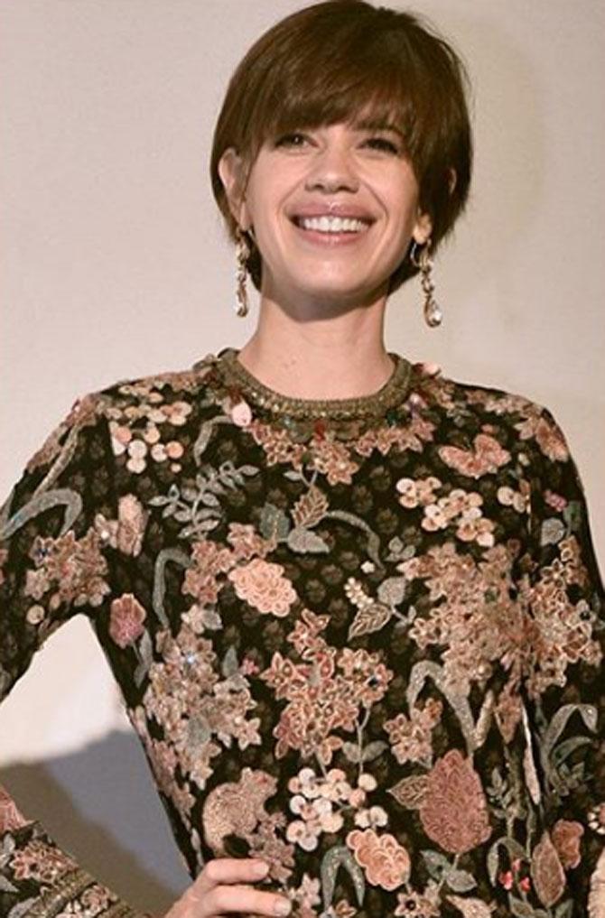The thing about Sabyasachi's jewellery is that it goes beyond time and trends. He embraces the regal and brings forth a collection which cannot be missed. Kalki Koechlin wore a simple pair of earrings which made her look elegant.
