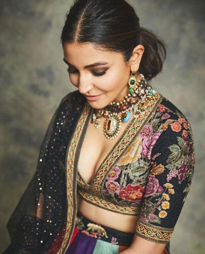 Sabyasachi's Instagram handle is filled with images of necklaces, earrings, chokers and everything a woman wants. The neckpieces, in particular, stand out and so does Anushka Sharma as she dons one such statement necklace.