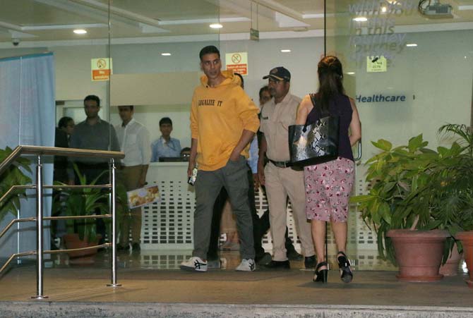 The Khiladi actor opted for a mustard coloured hoodie with 