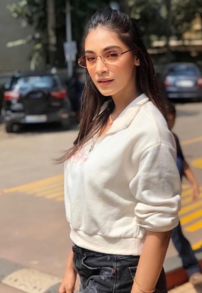 This time, going for a casual look, Anukreethy wore a cropped white swearshirt with a different shade of denims. Also, it seems like the pink shades are her favouite as she manages to rock them with every outfit. 