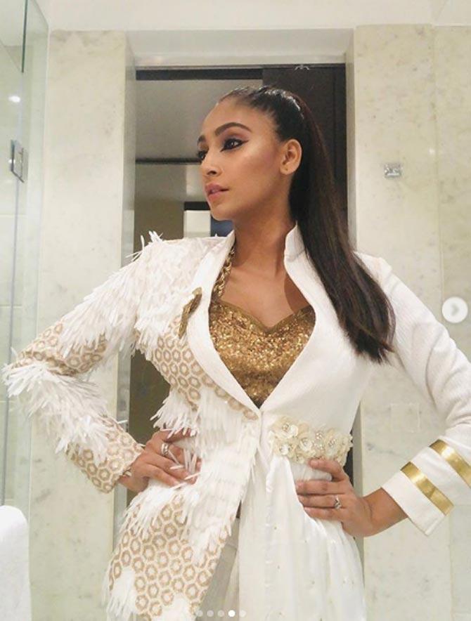 With a high ponytail, a shimmery golden inner and a white, long jacket with ruffled feathers, Anukreethy rocked the smokey eyed look, where her kajal and eyeliner accentuated her eyes. 