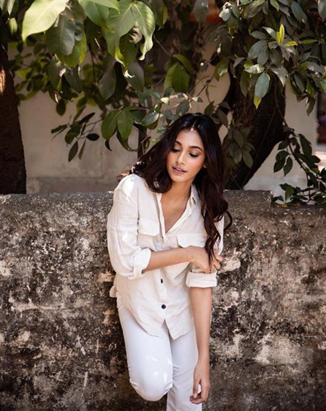 Taking shelter in the shade, Anukreethy went for an all-white outfit, with her shirt being of a different hue. Rolling up her sleeves and her hair left in curls, she even managed to pull off the 'cool' look in this outfit. 