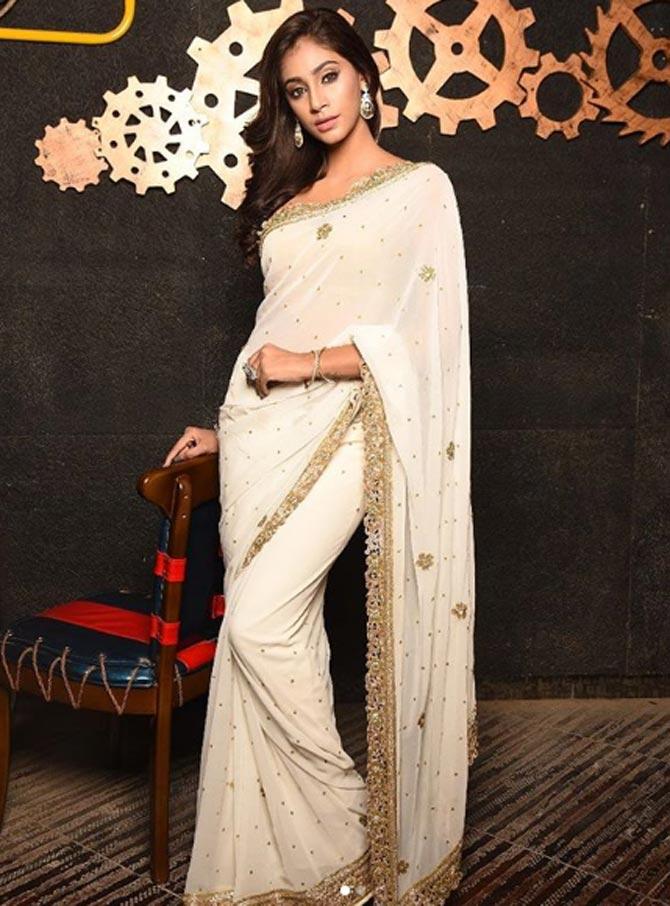In this photo, where she wore an off-white saree, Anukreethy looks elegant with the heavy earrings and the embroidery on her outfit. The golden embroidered border makes the saree stand out and her make up and lipstick, make her standout. 