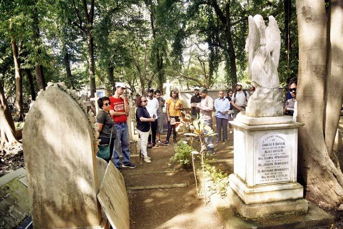 The group is all ears at the tombstone of Kaka Baptista. The nationalist leader was one of Lokmanya Tilak’s most trusted aides and was also one-time sheriff of Bombay