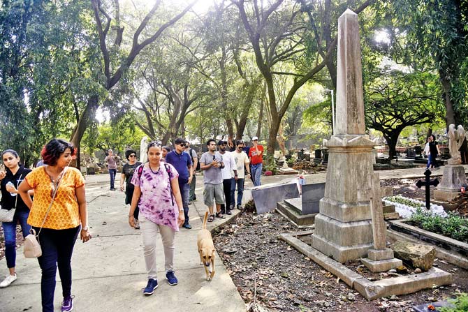 The group en route the walk. The cemetery is spread across 40 acres and has been the resting ground for between 50,000-80,000 people from past to present. 