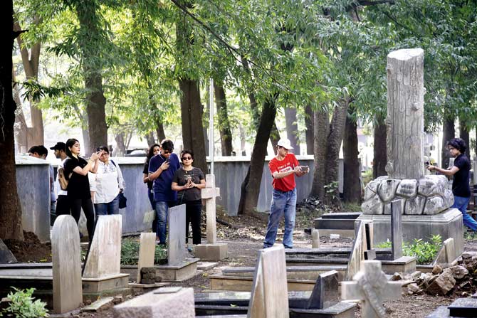 Members halt at Edward Mansfield's grave