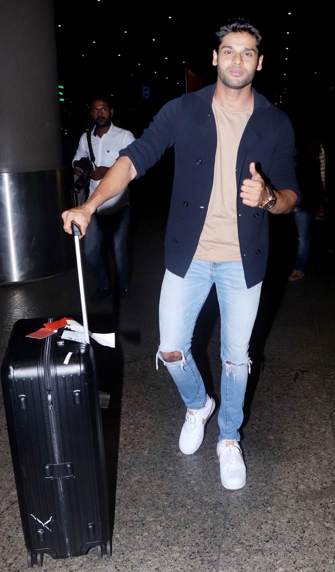 Mard Ko Dard Nahi Hota actor Abhimanyu Dassani was also clicked at Mumbai airport. The actor was stylish in a pair of blue jeans, a beige t-shirt paired with a navy blazer.