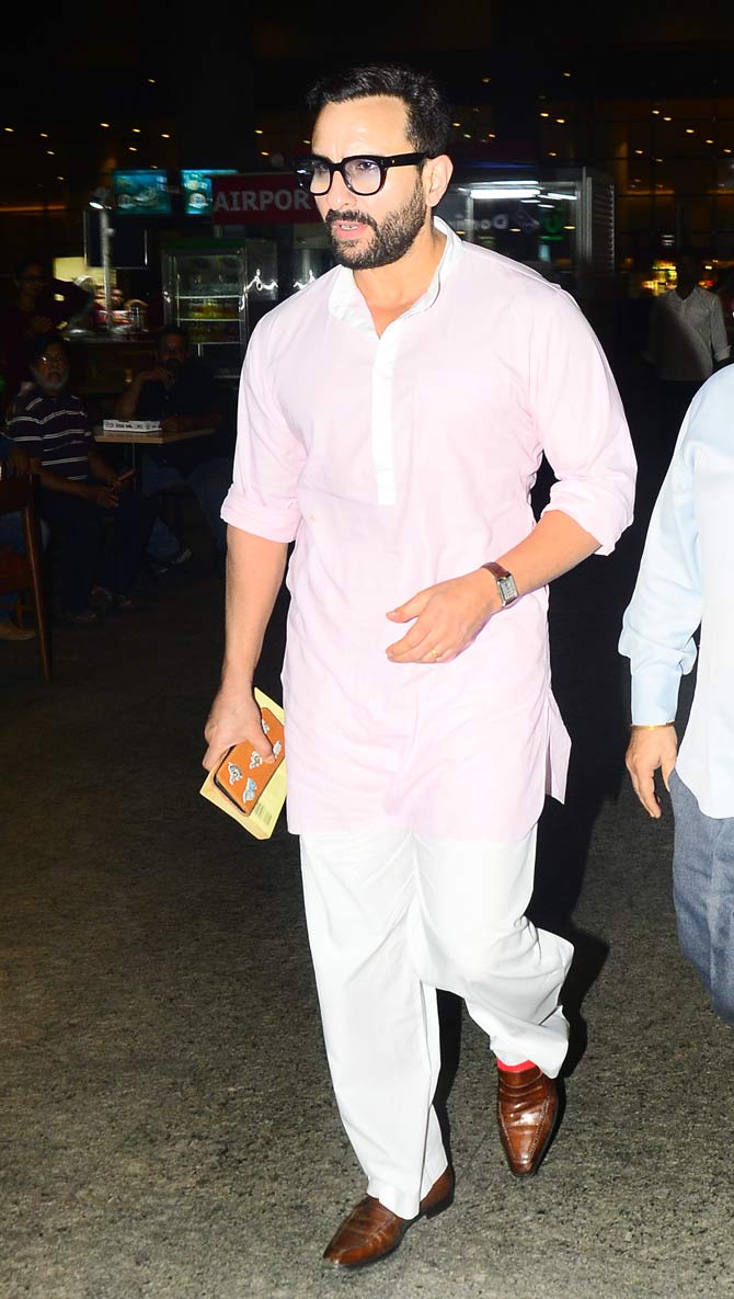 Saif Ali Khan sported a blush pink kurta, which he paired with white trousers and tan coloured oxford shoes. As usual, the actor was clicked with a book in his hand. Saif, on the work front, will be next seen in Tanhaji: The Unsung Warrior.