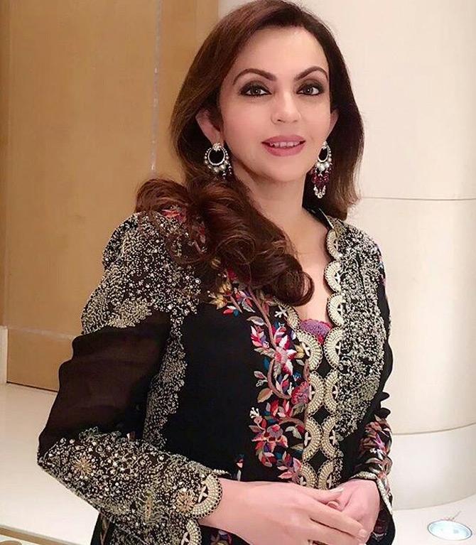 For the opening ceremony of the 18th edition of the Jio MAMI Mumbai Film Festival at The Royal Opera House, Nita Ambani donned an all-black floor-length ensemble with heavy embroidered patches by Anamika Khanna. She paired her stunning outfit with a pair of earrings, an emerald diamond ring, and minimal accessories. She complimented her outfit with subtle makeup and nude lipstick as she declared the festival open