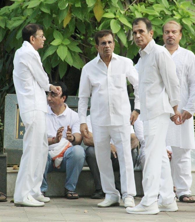 Champak Jain had backed movies like Khiladi, Hulchul, Humraaz among others and was one of the seven brothers of the Venus group- Ratan, Girish, Ganesh, Umed, Ramesh, and Bhanwar Jain.
In picture: Abbas-Mustan were also clicked at the funeral.