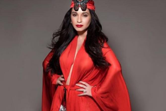 Looking ravishing duirng a photoshoot by Vikram Bawa, and sporting Gucci, the jet-setting socialtie is seen in a body-hugging red dress with a similar coloured cape. Mixing vibrant colours with funky headgears, Sheetal Mafatlal can turn any outfit into a masterpiece. 