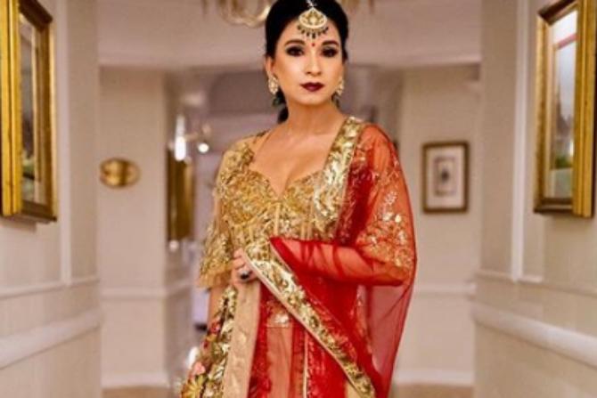 Continuing with her traditional attires and choosing Manish Malhotra again, this time, Sheetal goes for a golden lehenga with heavy embroidery and drapes a red dupatta around it. 